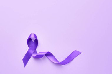 Dünya Kanser Günü 'nün sembolü olarak arkaplanda mor kurdele
