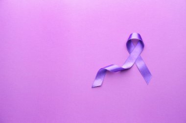 Dünya Kanser Günü 'nün sembolü olarak arkaplanda mor kurdele