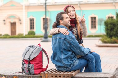 Mutlu çift sonbahar şehrinde dinleniyor.