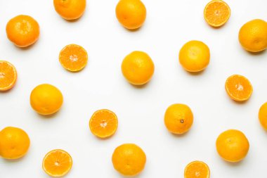 beyaz zemin üzerinde olgunlaşmış lezzetli mandalina