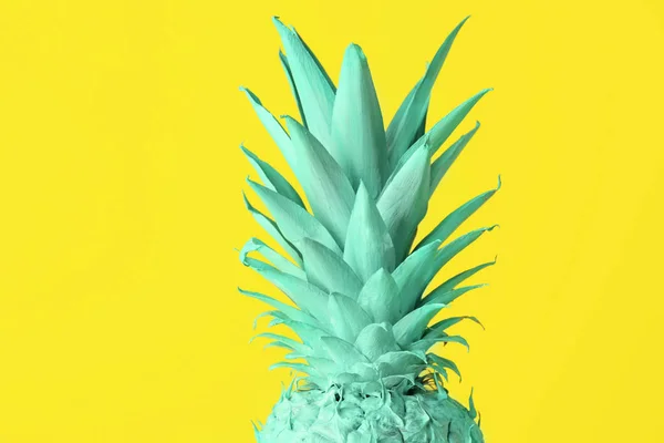 Ananas dipinto su sfondo di colore — Foto Stock