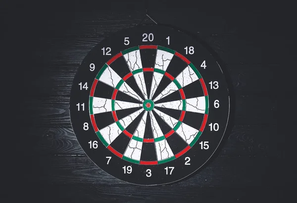 Dartboard pendurado na parede escura — Fotografia de Stock