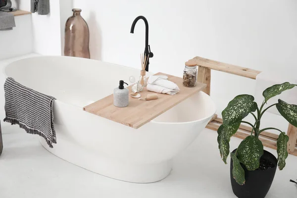 Bathtub dengan persediaan di interior stylish — Stok Foto