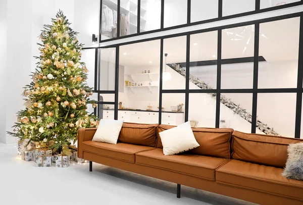 Стильный интерьер гостиной с красивой елкой — стоковое фото