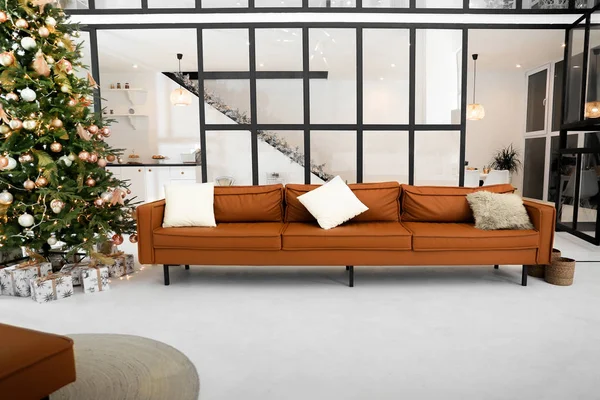 Elegante interior de sala de estar con hermoso árbol de Navidad — Foto de Stock