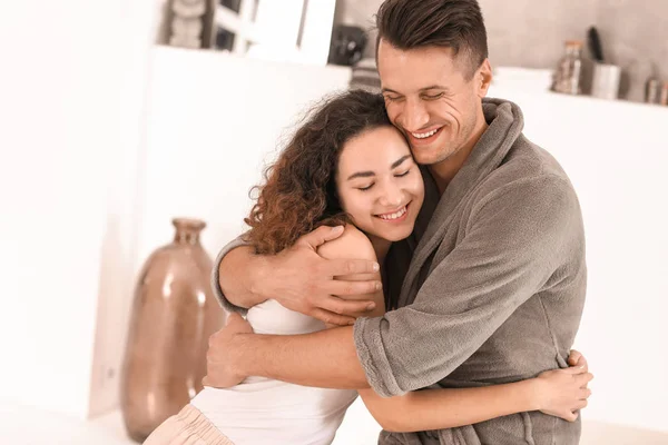 Feliz joven pareja en el baño en casa —  Fotos de Stock