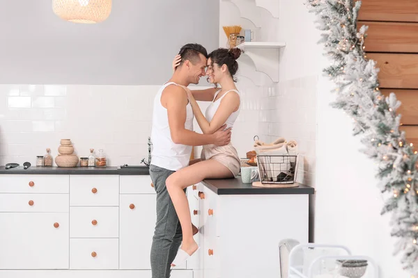 Счастливая молодая пара дома на кухне — стоковое фото