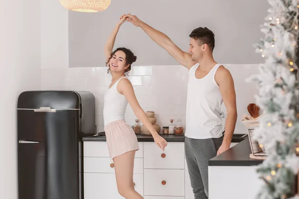 Feliz pareja joven bailando en la cocina en casa —  Fotos de Stock