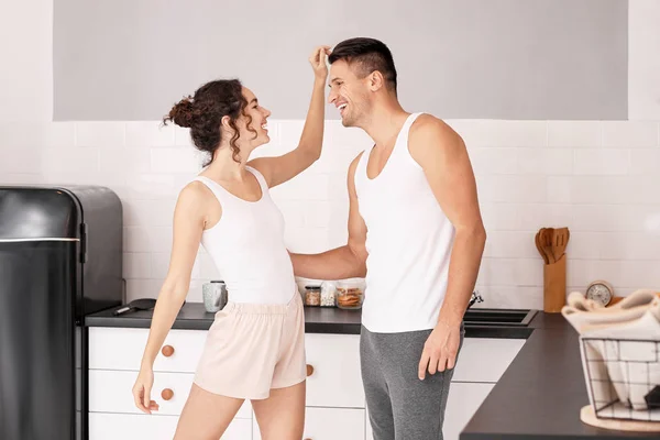 Счастливая молодая пара танцует дома на кухне — стоковое фото
