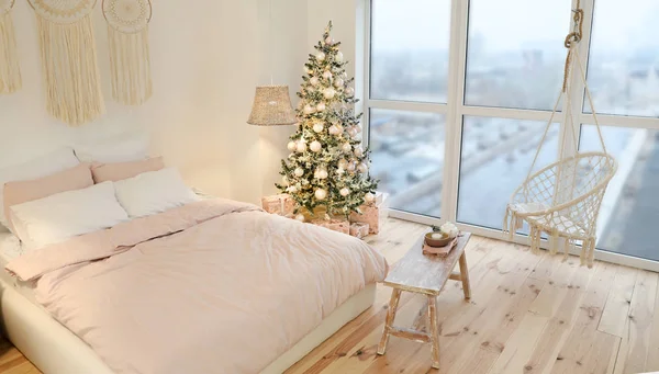 Elegante interior de dormitorio con hermoso árbol de Navidad —  Fotos de Stock
