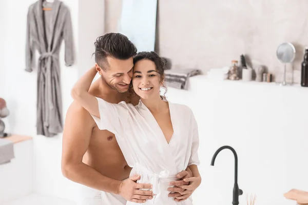 Feliz joven pareja en el baño en casa —  Fotos de Stock