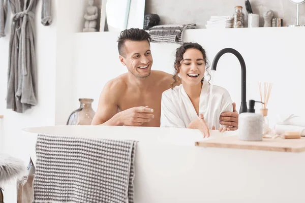 Feliz joven pareja en el baño en casa —  Fotos de Stock