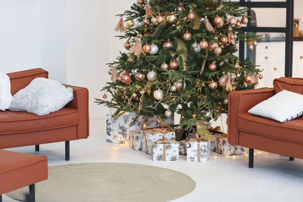 Schöner Weihnachtsbaum mit Geschenken im Wohnzimmer — Stockfoto