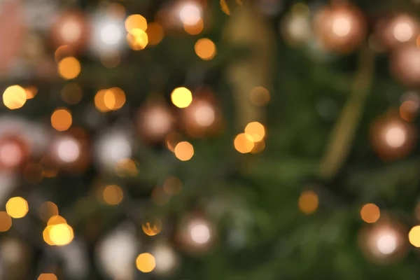 Homályos kilátás gyönyörű karácsonyfa — Stock Fotó