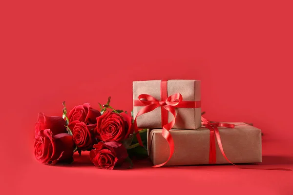 Cadeau pour la Saint-Valentin et fleurs roses sur fond de couleur — Photo