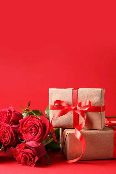 Gift for Valentine's Day and rose flowers on color background — Stock Photo, Image