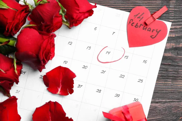 木制背景上的月历和玫瑰花。 情人节庆祝活动 — 图库照片