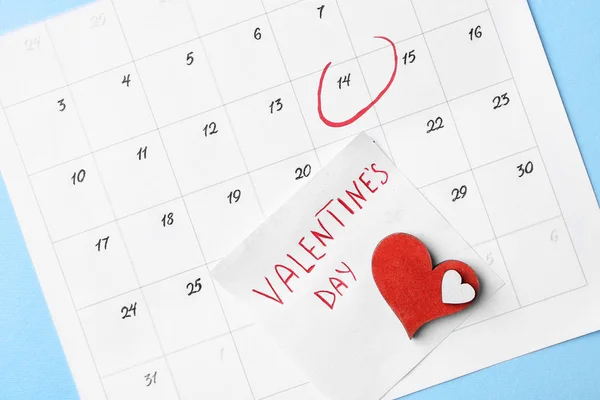 Kalender med markerat datum för Alla hjärtans dag på färg bakgrund — Stockfoto