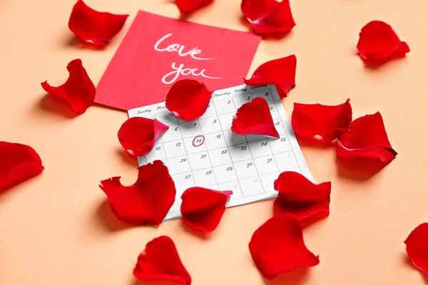 日历，刻有情人节的日期，卡片和色彩艳丽的花瓣 — 图库照片