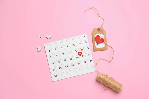 Calendar with marked date of Valentine's Day on color background — Stock Photo, Image