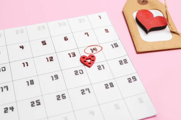 Kalender mit markiertem Datum des Valentinstages auf farbigem Hintergrund — Stockfoto