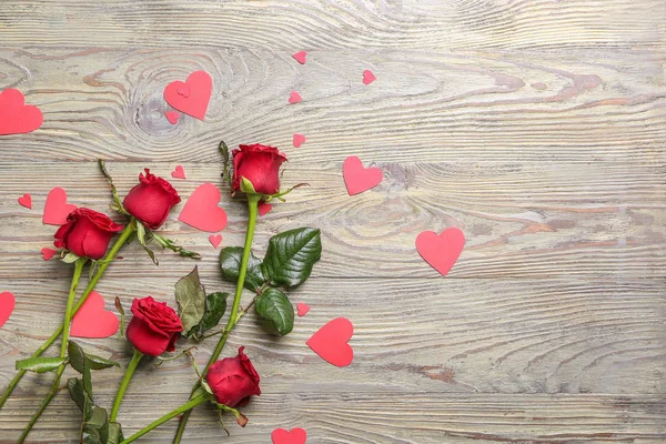 Belle rose e cuori su sfondo di legno. Festa di San Valentino — Foto Stock