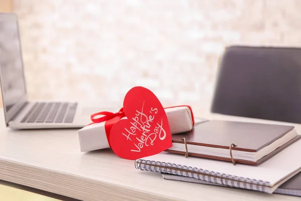 Regalo para el Día de San Valentín en la mesa de oficina — Foto de Stock