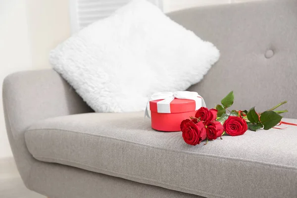 Schöne Rosen und Geschenk zum Valentinstag auf dem Sofa — Stockfoto