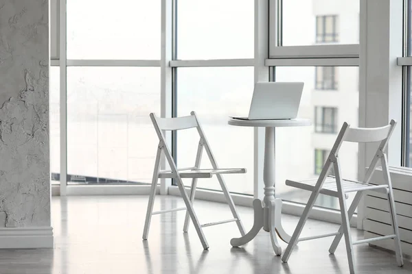 Interiör i ljust rum med bord och stolar nära fönster — Stockfoto