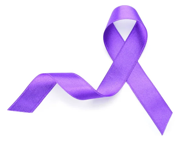 Пурпурная лента как символ Всемирного дня борьбы с раком на белом фоне — стоковое фото
