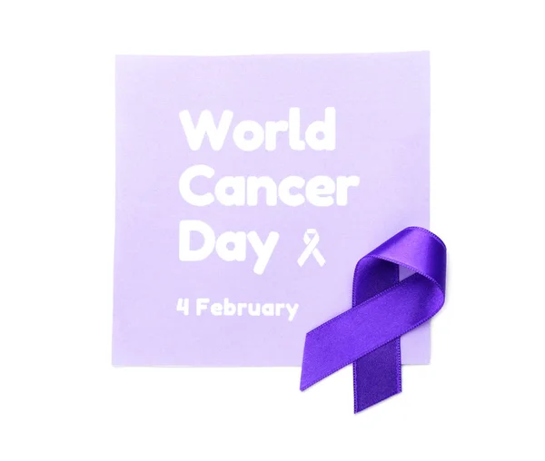 Papel com texto WORLD CANCER DAY e fita roxa sobre fundo branco — Fotografia de Stock