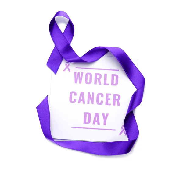 Papel com texto WORLD CANCER DAY e fita roxa sobre fundo branco — Fotografia de Stock