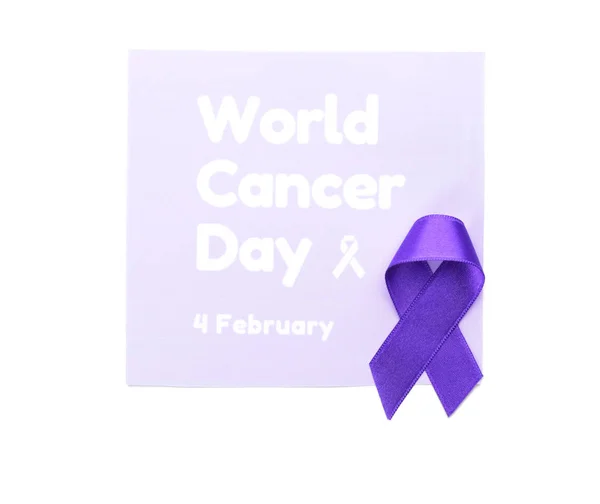 Papel com texto WORLD CANCER DAY e fita roxa sobre fundo branco — Fotografia de Stock