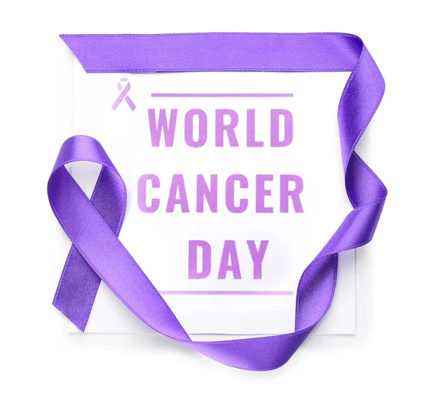 Papel com texto WORLD CANCER DAY e fita roxa sobre fundo branco — Fotografia de Stock