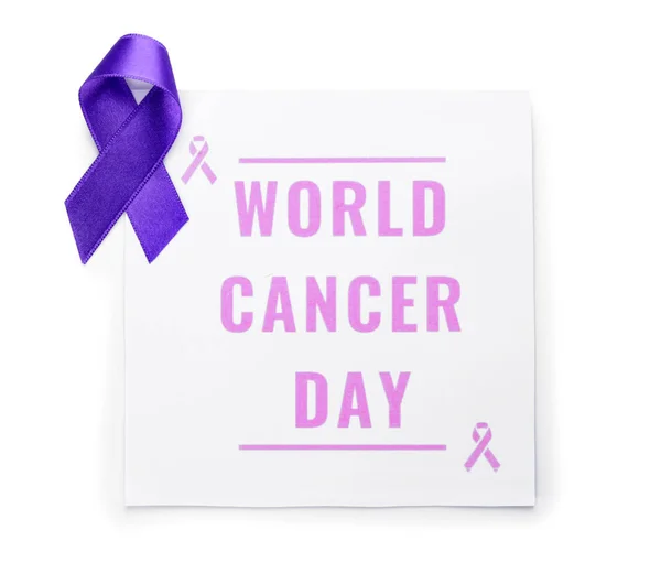 Papel com texto WORLD CANCER DAY e fita roxa sobre fundo branco — Fotografia de Stock