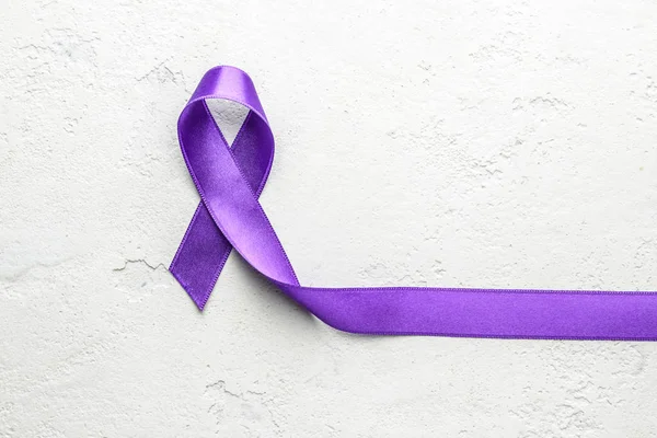 Cinta púrpura como símbolo del Día Mundial del Cáncer sobre fondo claro — Foto de Stock