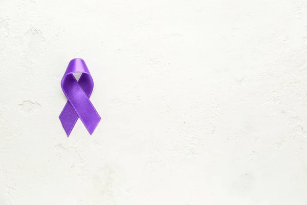 Açık arkaplanda Dünya Kanser Günü sembolü olarak mor kurdele — Stok fotoğraf