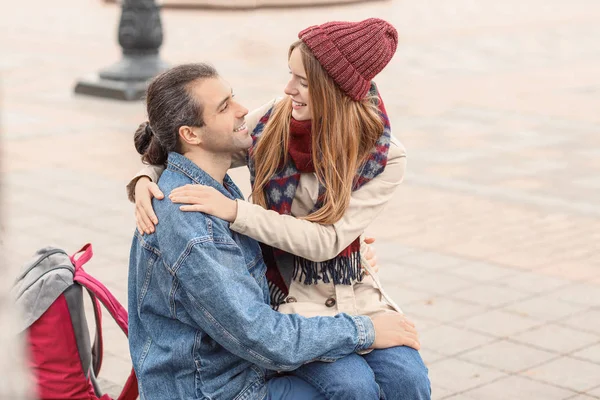 Pareja feliz descansando en la ciudad de otoño — Foto de Stock