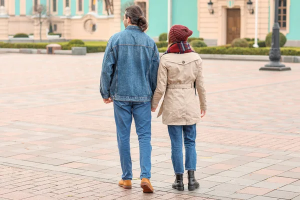 Счастливая пара, гуляющая по осеннему городу — стоковое фото