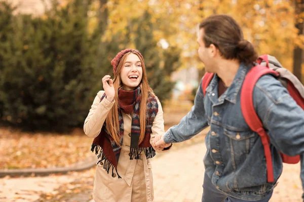 Gelukkige paar wandelen in herfst park — Stockfoto