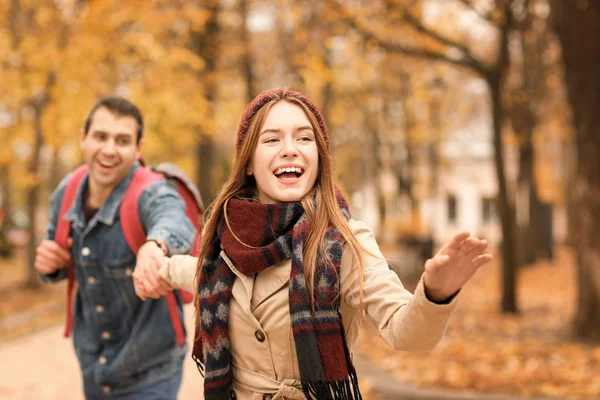Счастливая пара гуляющая в осеннем парке — стоковое фото
