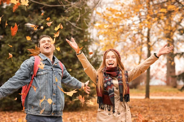 Gelukkige paar plezier in herfst park — Stockfoto