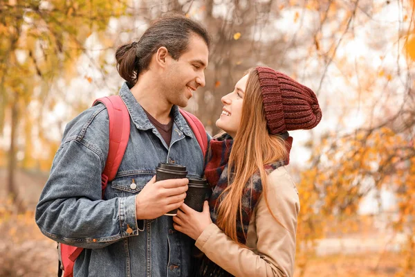 Pareja feliz en el parque de otoño —  Fotos de Stock