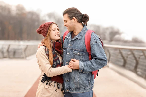 Pareja feliz caminando el día de otoño — Foto de Stock