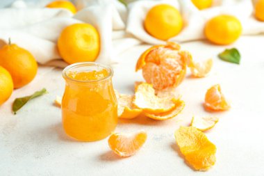 Kavanoz dolusu tatlı reçel ve mandalina.