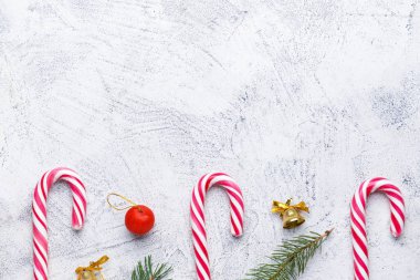 Beyaz arka planda şeker kamışları olan güzel bir Noel kompozisyonu