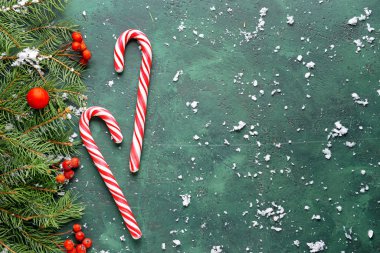 Güzel bir Noel kompozisyonu, renkli baston şekerlerle