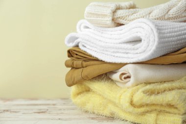 Masanın üzerinde renk arkaplanına karşı sıcak kış giysileri