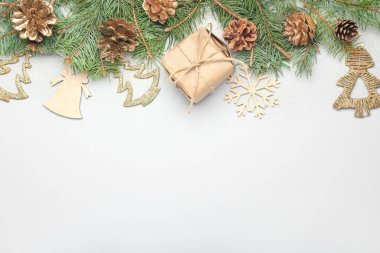 Beyaz arkaplanda köknar ağacı dalları olan Noel kompozisyonu