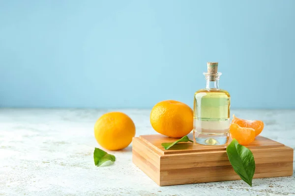 Lahvička mandarinky esenciálního oleje na stole — Stock fotografie